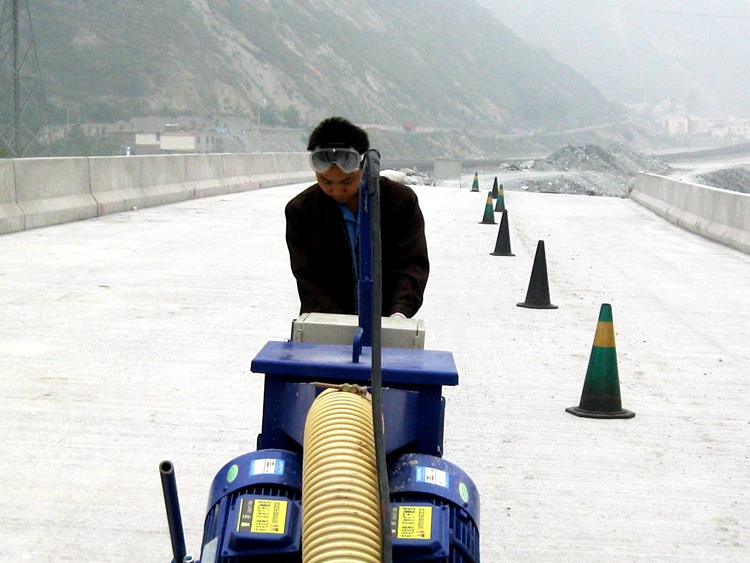 移動式拋丸機對高速公路進行處理